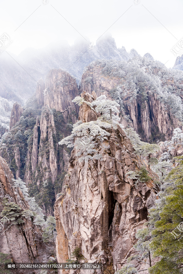 黄山景区的群山美景户外风光