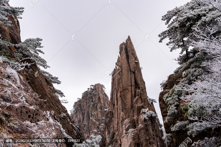 黄山景区的群山美景户外风光