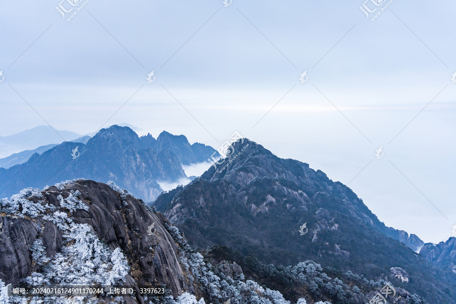 山峰云海风光