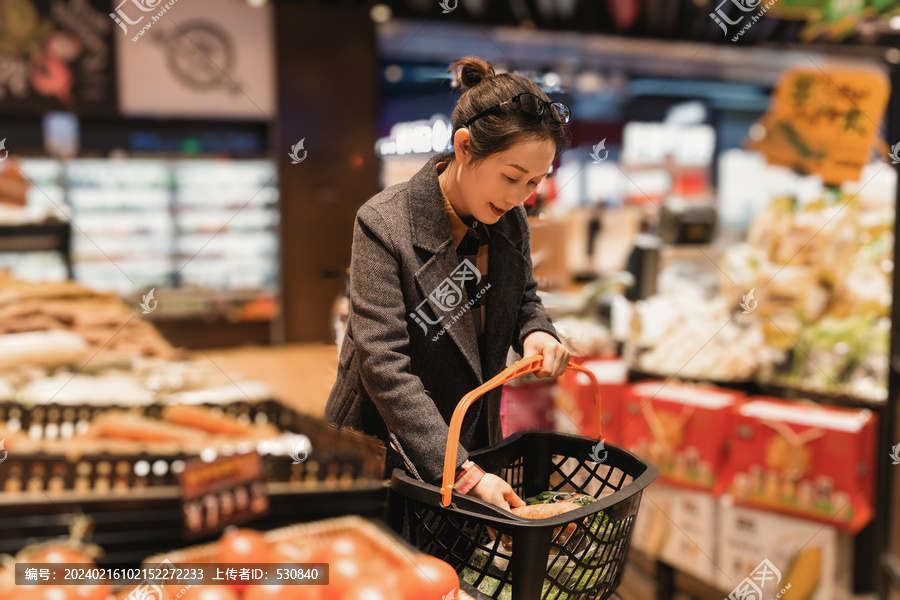 在超市食材挑选的亚洲女性