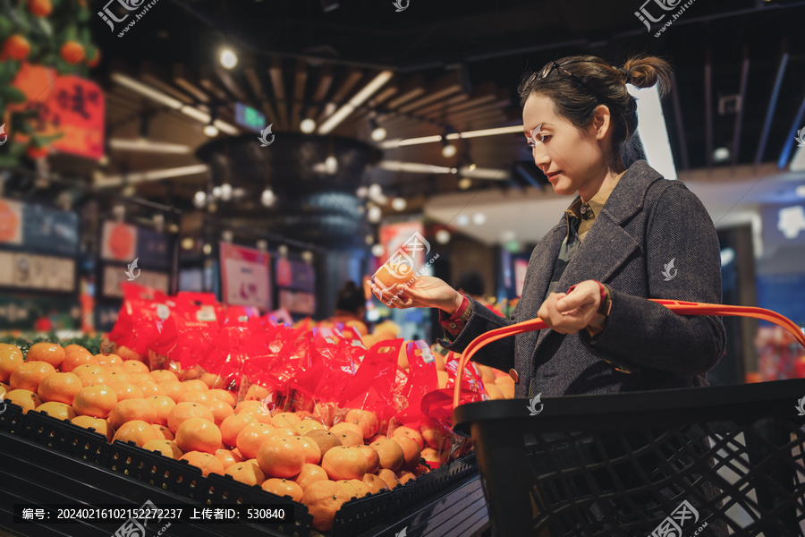 超市选择健康生活的亚洲女性