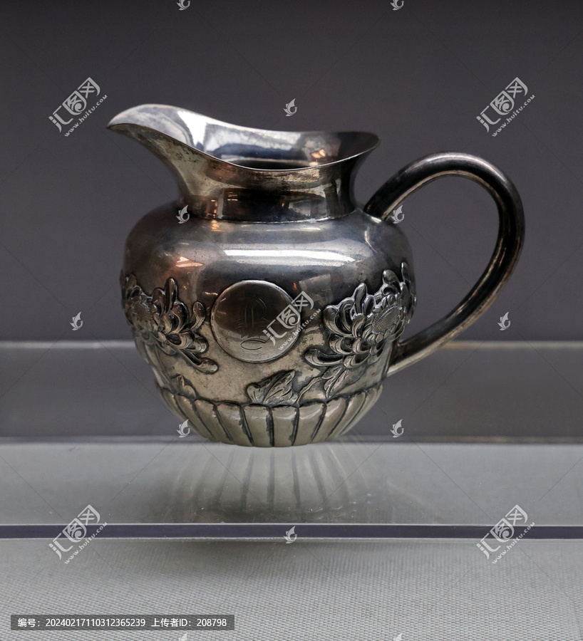 清代银錾纹章菊花纹茶具