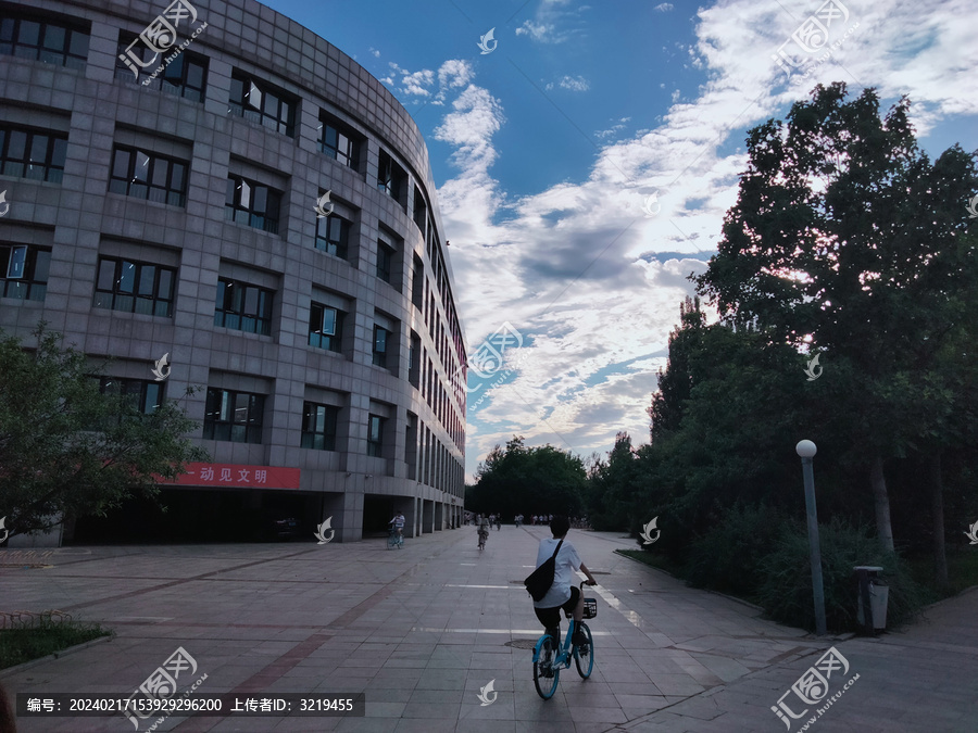 大学校园清晨的图书馆外景