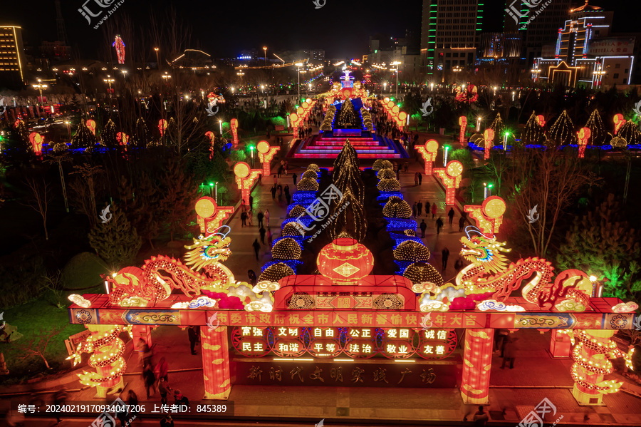 春节期间嘉峪关雄关广场花灯夜景