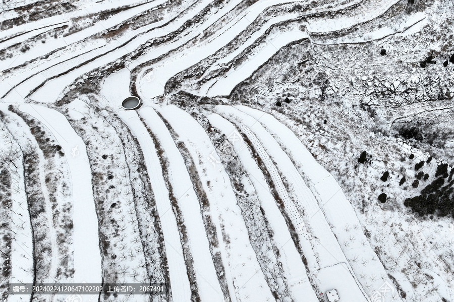 航拍山东枣庄山亭区梯田雪景