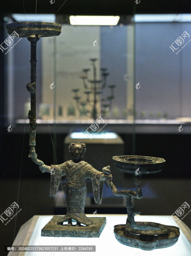 河北博物院藏品银首人俑铜灯