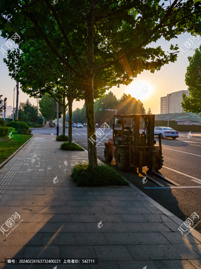 青岛黄岛区陇南路上的叉车