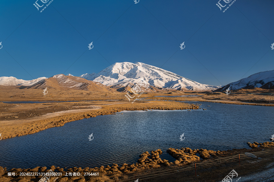 新疆喀什慕士塔格峰雪山