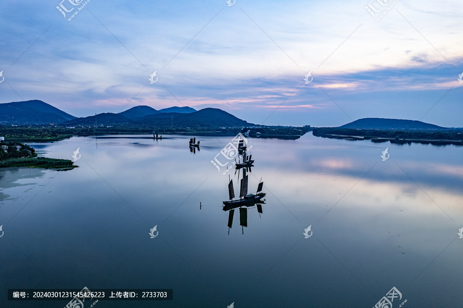 山水太湖与桅帆船