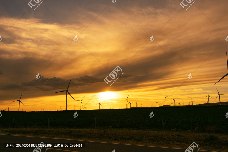 黄昏夕阳下的风力发电大风车