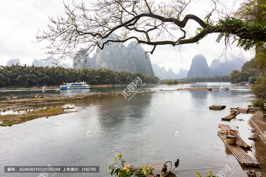 中国广西桂林阳朔漓江烟雨雾奇观