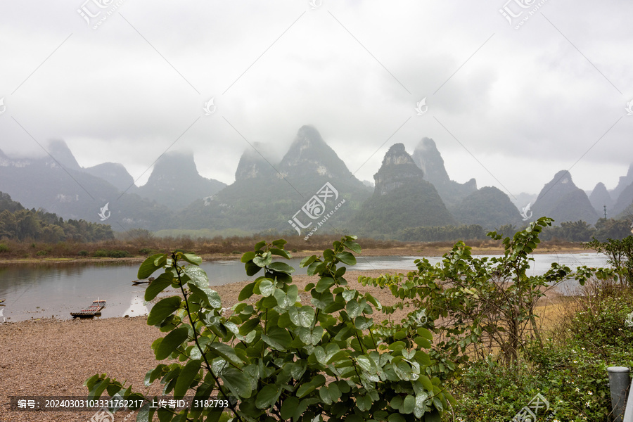 中国阳朔桂林漓江烟雨雾海奇观