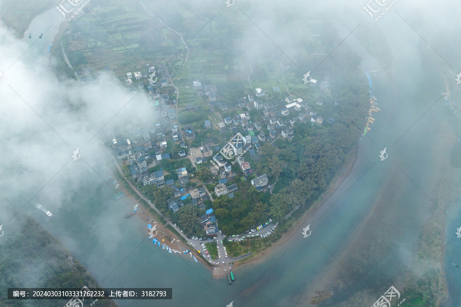 中国阳朔桂林漓江烟雨雾海奇观