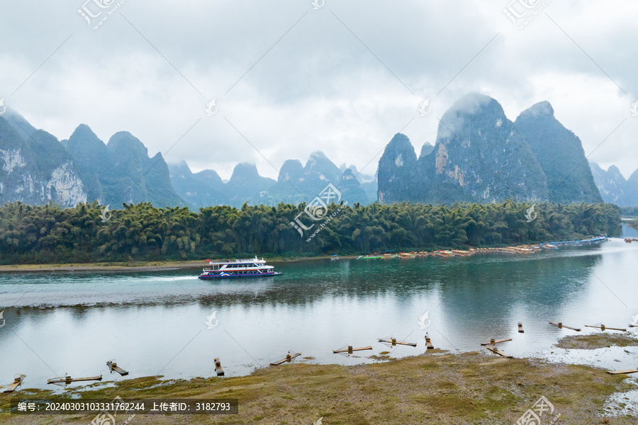 广西阳朔桂林山水烟雨雾海奇观