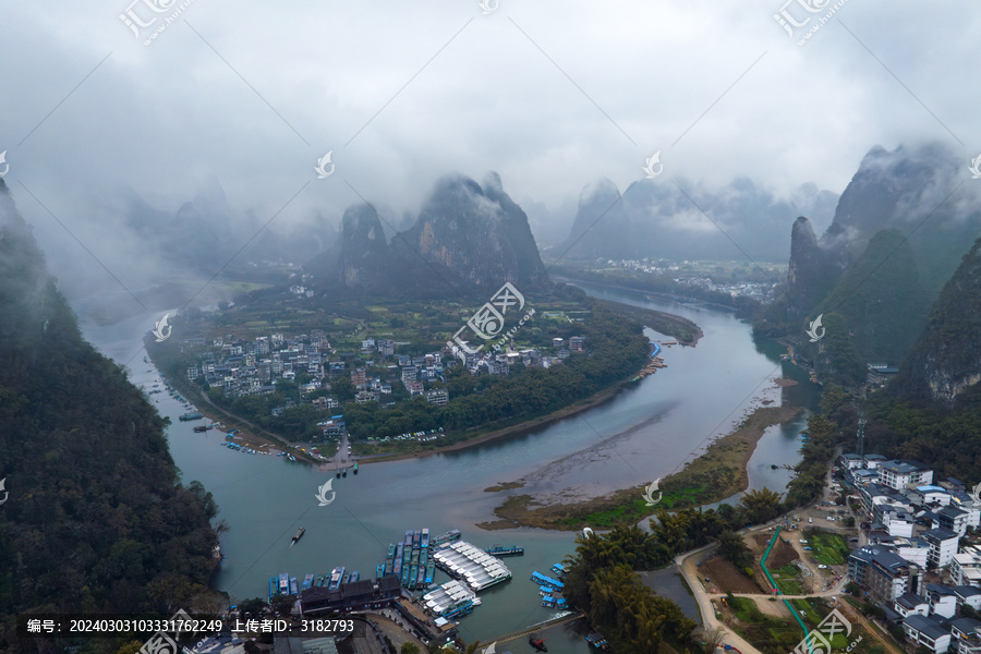 广西阳朔桂林山水烟雨雾海奇观