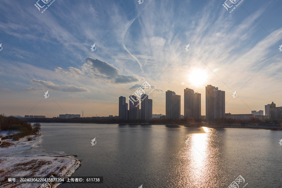 吉林市初春时节的松花江城市风光