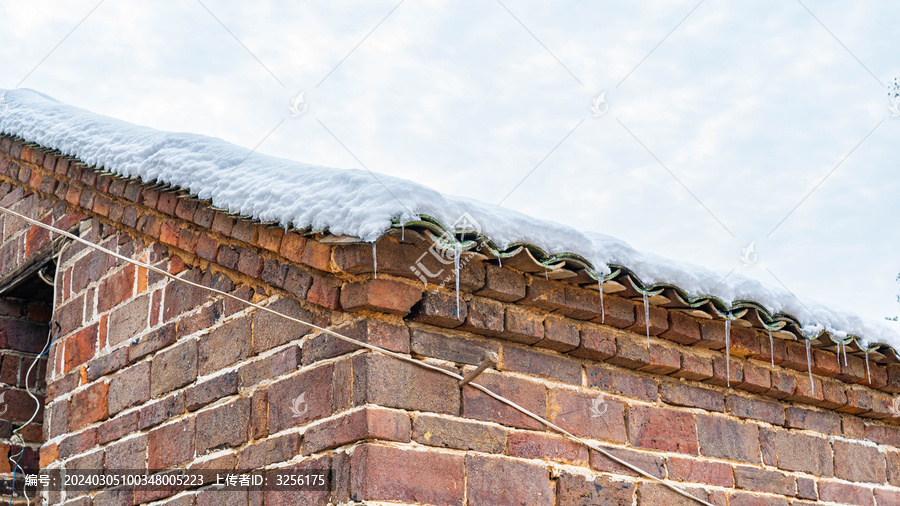 雪后农村老屋屋檐下的冰锥