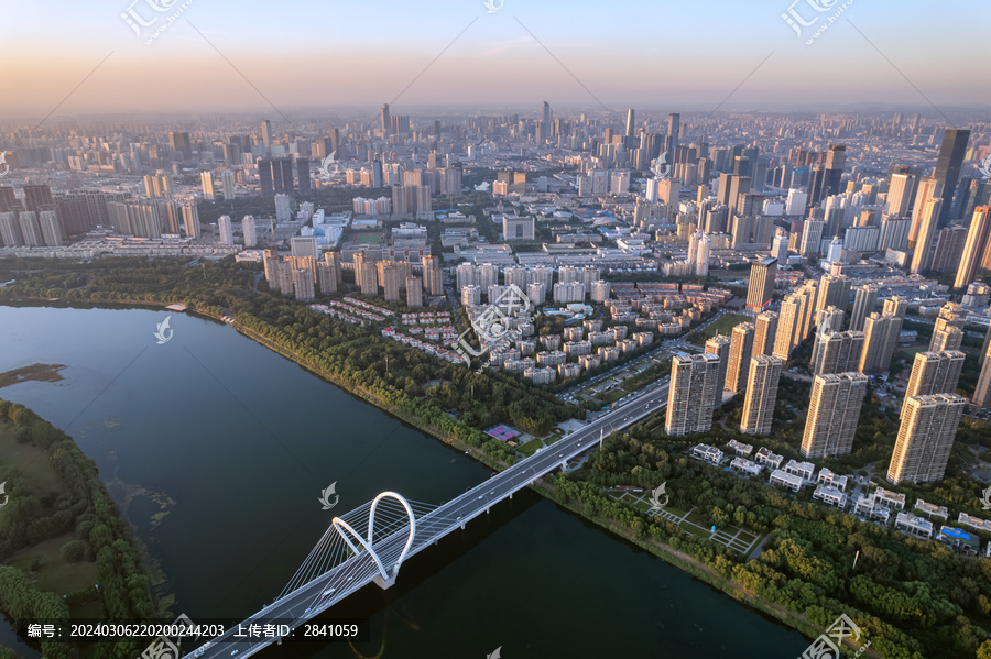 中国辽宁沈阳浑河两岸都市风光