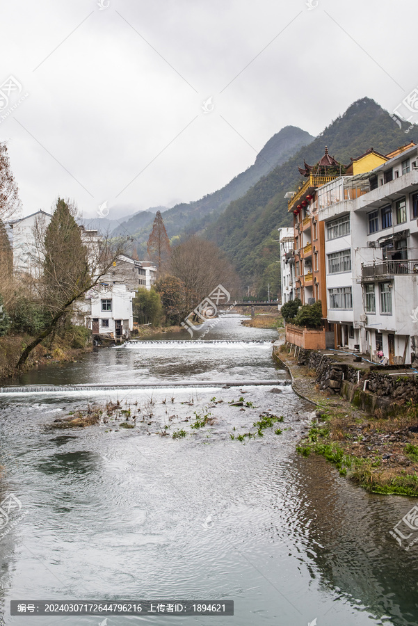 山谷溪水