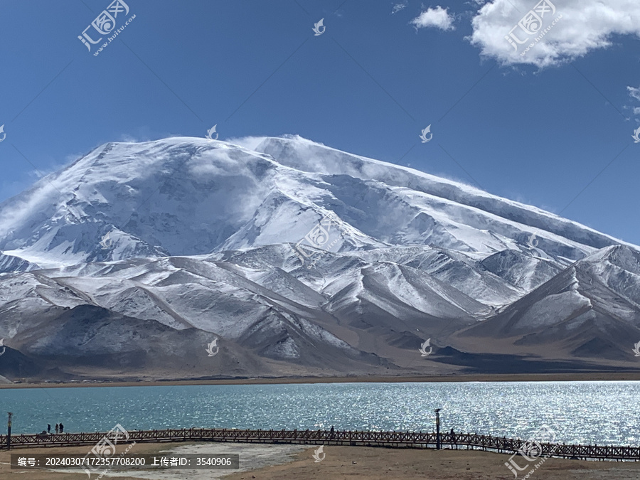 雪山湖泊