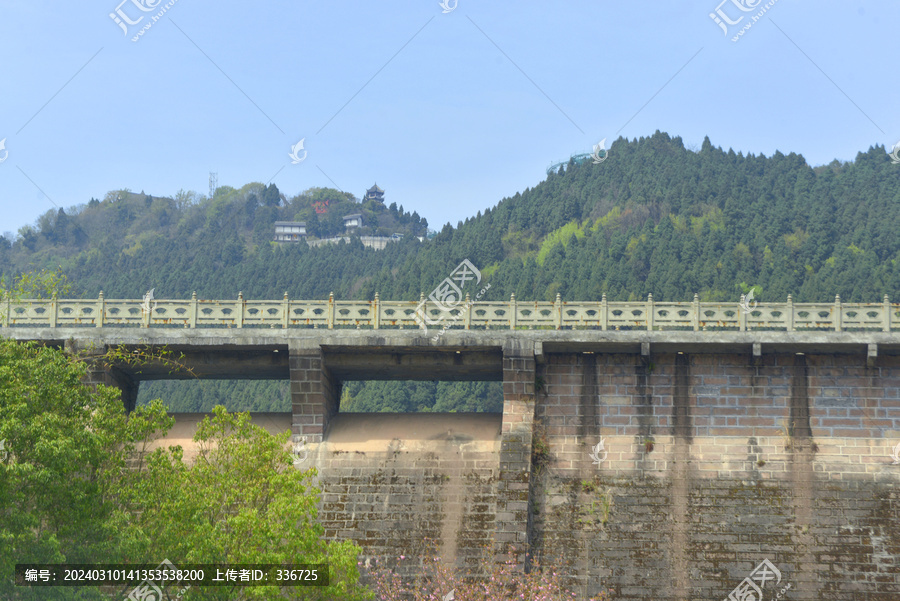 金龙湖堤坝及山顶金龙寺木塔