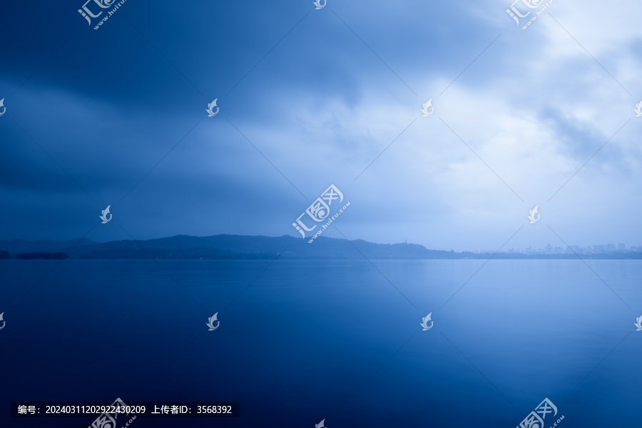 阴雨天的杭州西湖