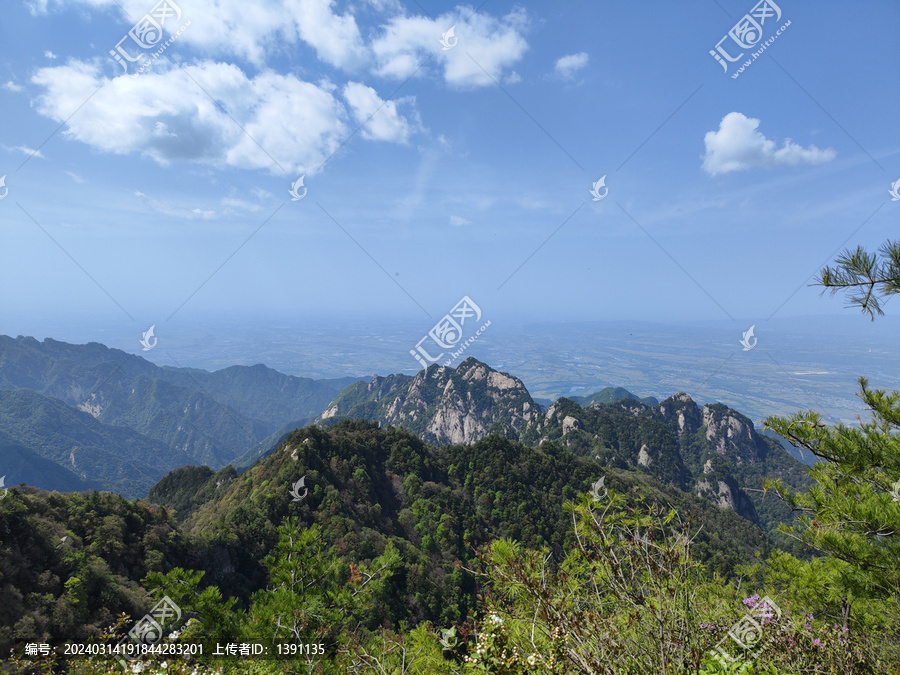 蓝天山峦