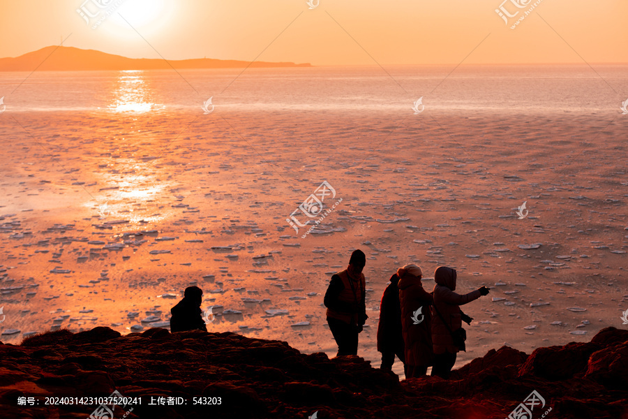 冬季海岸线海冰剪影逆光