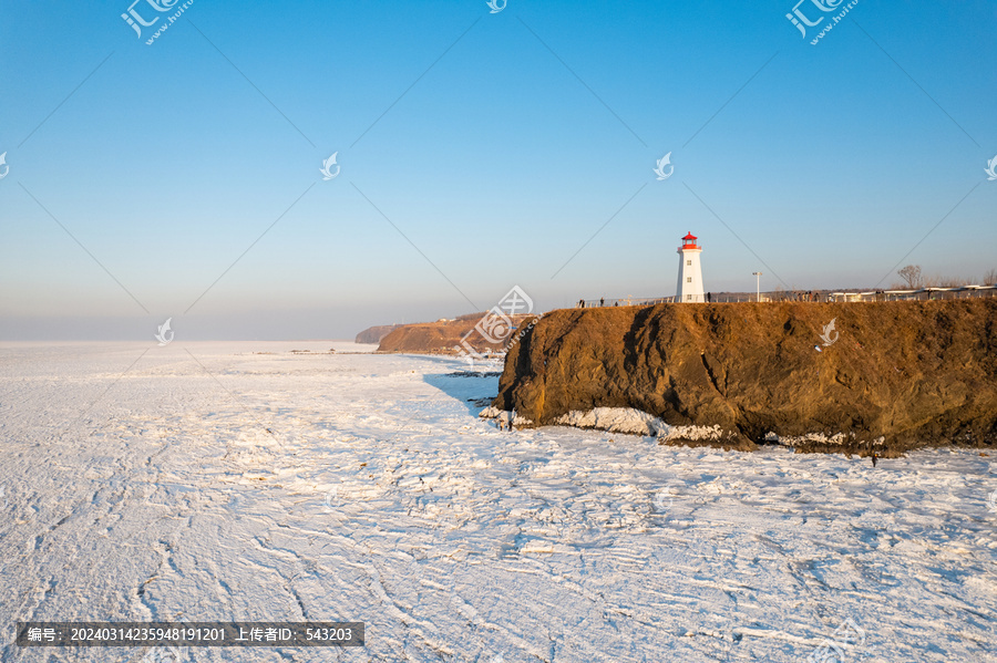 大连风光冬季海岸线海冰灯塔