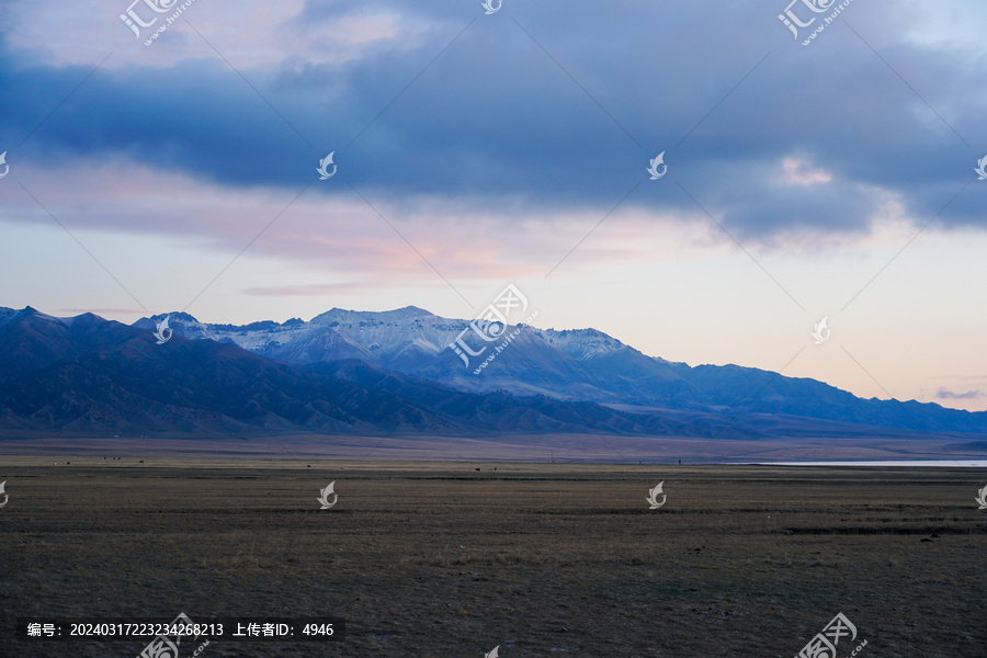 赛里木湖雪山