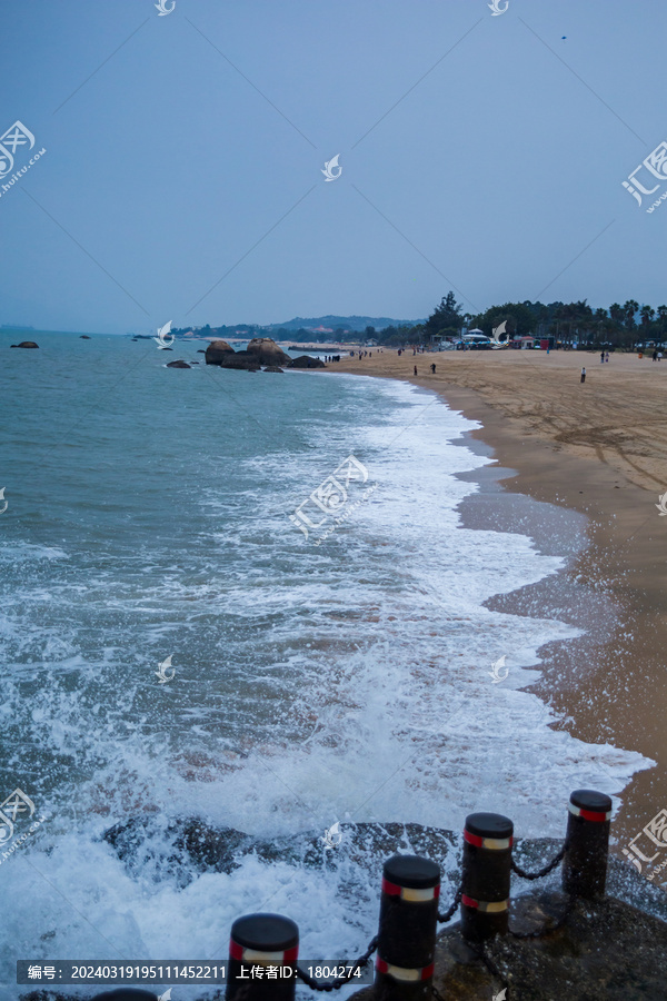 海浪拍打在礁石上