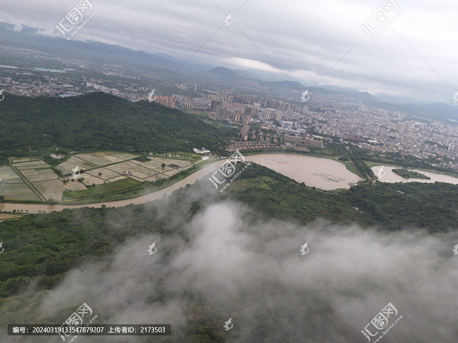 山区城市楼房农田