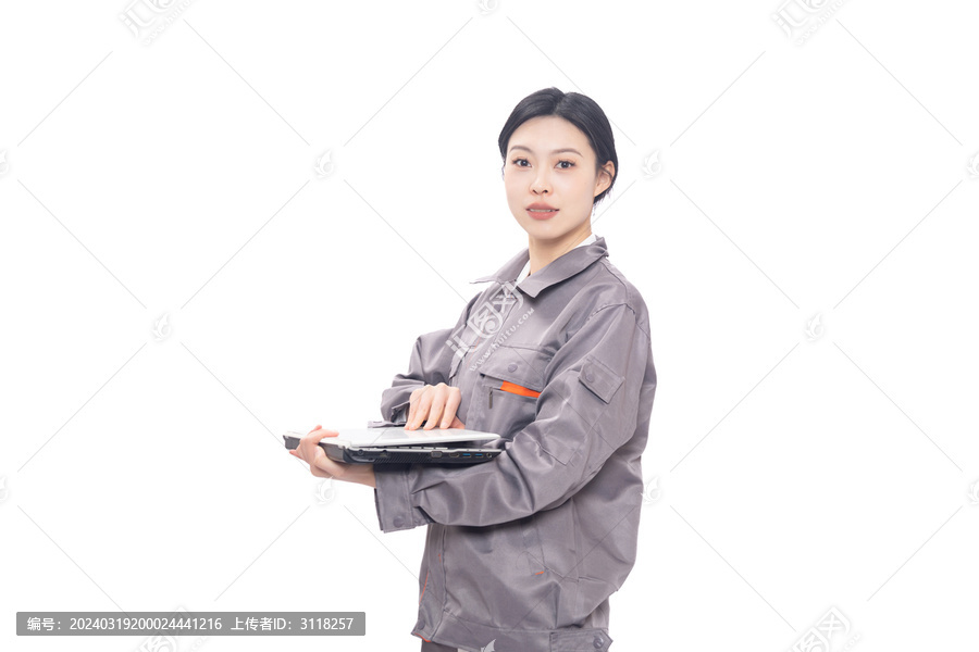 穿着工人服装女性使用笔记本电脑