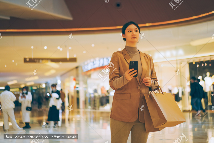 年轻女性商场购物手机支付