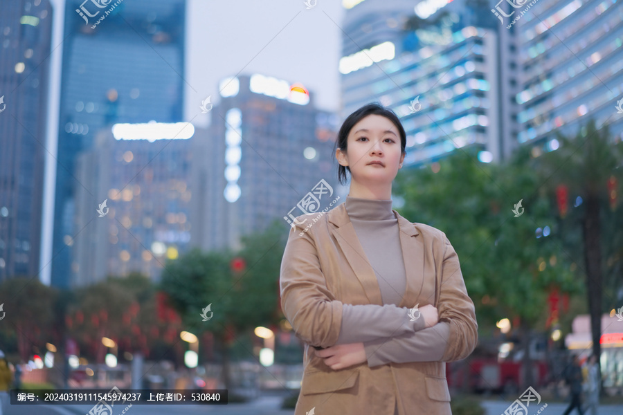 在城市景观夜色中的自信女性