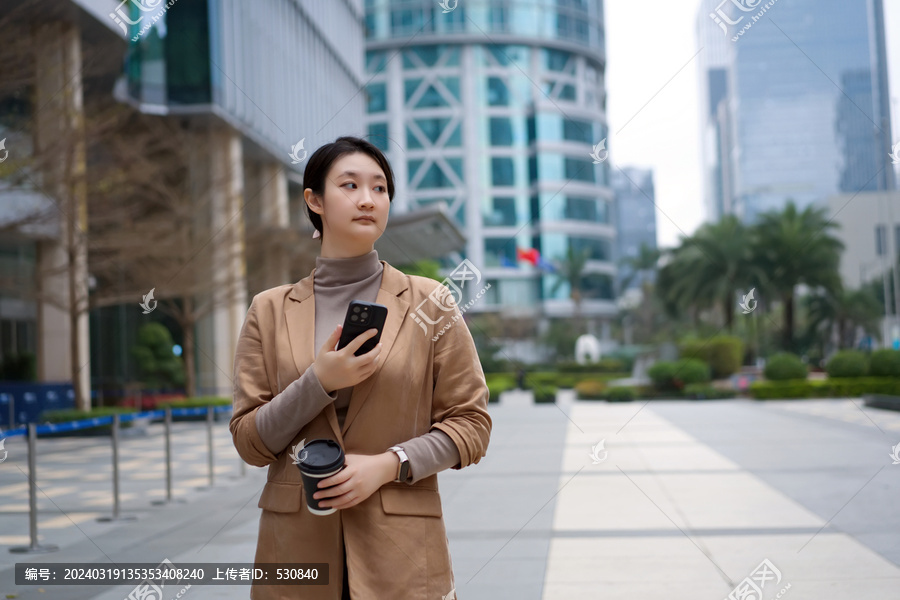 职业女性在城市休息时喝咖啡