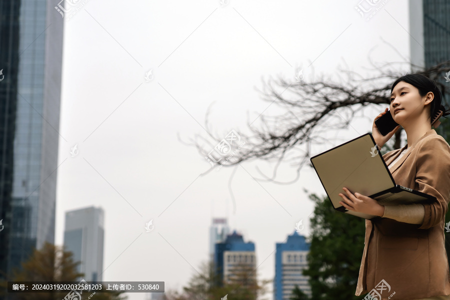 在城市公园的平板上工作的女性