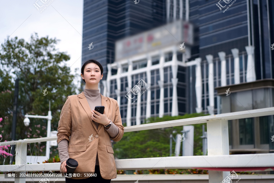 办公楼外职业女性茶歇