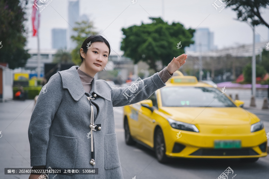 女孩在路边招手出租车