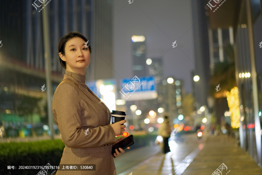 自信女性与咖啡在城市之夜背景