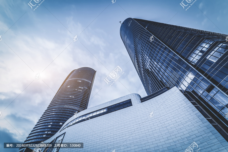 蓝色调的金融区摩天大楼
