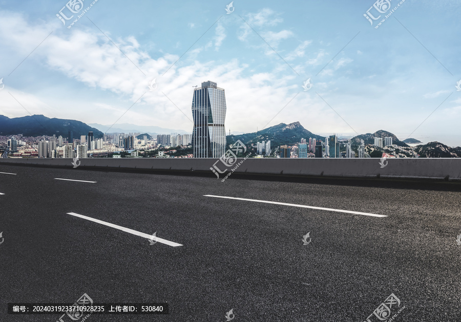 公路行车道与房地产背景