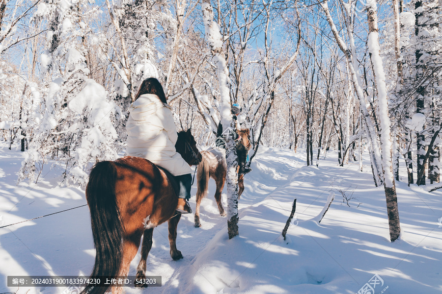 冬季雪景东北旅游骑马老里克湖