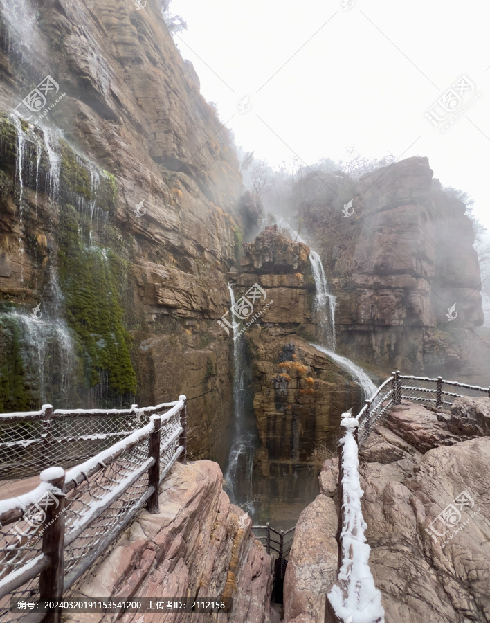 云台山红石峡瀑布雪景