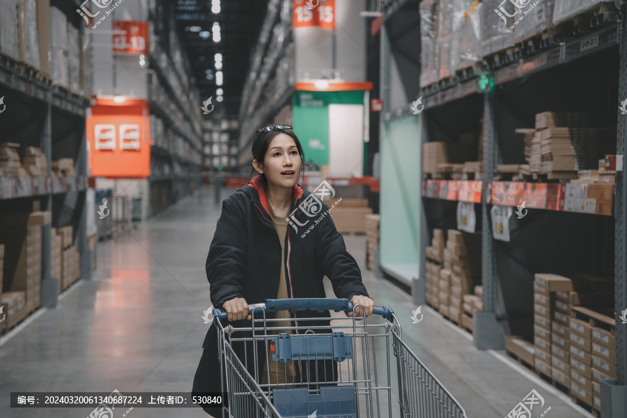 商场推着购物车挑选商品的女性