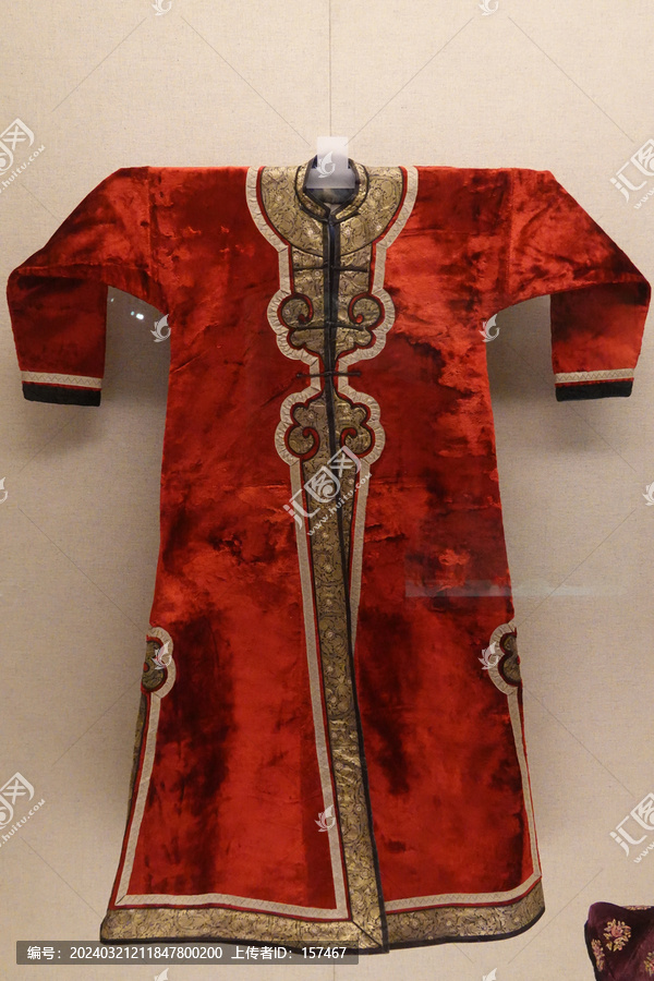 维吾尔族镶边红绒女袍