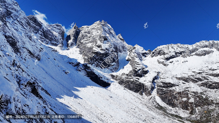 航拍四川阿坝毕棚沟雪山