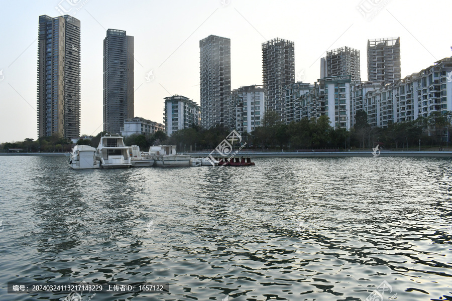 海边的居民楼和游艇