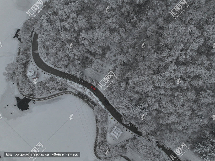 汽车行驶在意境冰雪雾凇河流湖泊