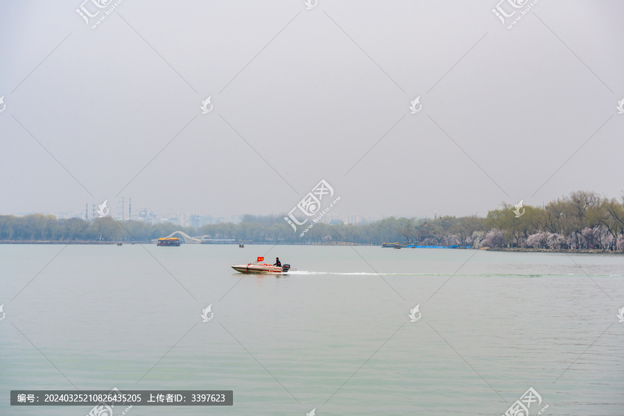 春天碧波上湖面上的游船